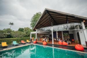 Bazén v ubytování Chill Inn Samui Hostel and Restaurant nebo v jeho okolí