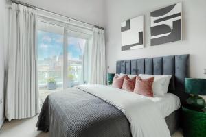 um quarto com uma cama e uma grande janela em Divine Views from a Breathtaking LuxXe City Penthouse for a Gracious Life Style em Londres