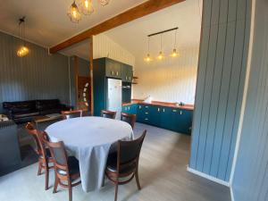 een keuken met een tafel en stoelen in een kamer bij Lodge Rio Mañio in Panguipulli