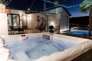 Πισίνα στο ή κοντά στο Villa View Mostar with Jacuzzi & Heated Pool