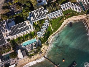 帕福斯的住宿－奧爾邁拉酒店，享有海滩的空中景色,设有建筑和海洋