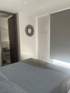 1 dormitorio con 1 cama grande y ventana en Ubicación Inigualable Pinares Circunvalar, en Pereira