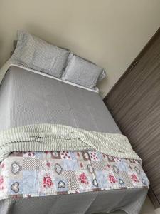 Uma cama ou camas num quarto em Ubicación Inigualable Pinares Circunvalar
