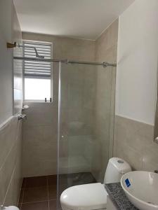 uma casa de banho com um chuveiro, um WC e um lavatório. em Ubicación Inigualable Pinares Circunvalar em Pereira