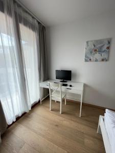 Televízia a/alebo spoločenská miestnosť v ubytovaní Heart of Culture Budapest