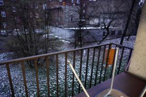 een balkon met een hek en sneeuw op de grond bij Apartament Chorzów Centrum Wróblewskiego in Chorzów