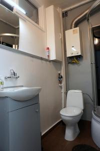 La salle de bains est pourvue de toilettes et d'un lavabo. dans l'établissement Apartament Chorzów Centrum Wróblewskiego, à Chorzów