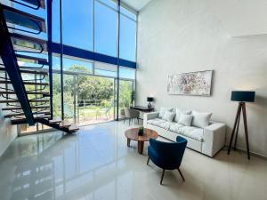 uma sala de estar com um sofá e uma mesa em AZULB15 3 Bedroom Playacar Phase II em Playa del Carmen