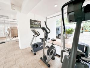 um ginásio com três bicicletas de exercício numa sala em AZULB15 3 Bedroom Playacar Phase II em Playa del Carmen