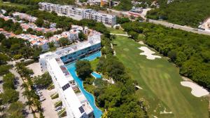 uma vista aérea do campo de golfe no resort em AZULB15 3 Bedroom Playacar Phase II em Playa del Carmen