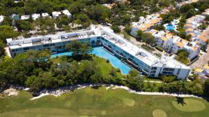 uma vista aérea de um resort com uma piscina em AZULB15 3 Bedroom Playacar Phase II em Playa del Carmen