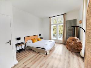 1 dormitorio con cama y ventana grande en Inédit : appartements grandes capacités sur les quais de Blois - 23 pers, en Blois