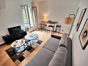 sala de estar con sofá y mesa en Inédit : appartements grandes capacités sur les quais de Blois - 23 pers, en Blois