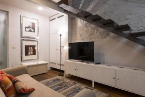 フィレンツェにあるSanta Croce Loftのリビングルーム(ソファ、薄型テレビ付)