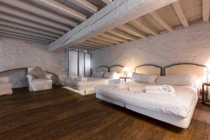 フィレンツェにあるSanta Croce Loftのベッド2台と椅子2脚が備わる広い客室です。