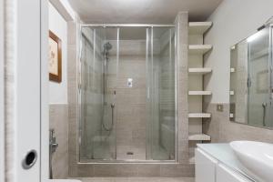 フィレンツェにあるSanta Croce Loftのバスルーム(ガラスドア付きのシャワー付)