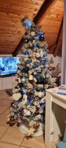 un albero di Natale con delle conchiglie sopra in una stanza di the Wooden Roof a Baronissi