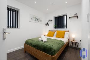 sypialnia z łóżkiem z żółtymi poduszkami w obiekcie Stylish 4bd - Coop LIVE - Etihad - Parking - EV w Manchesterze