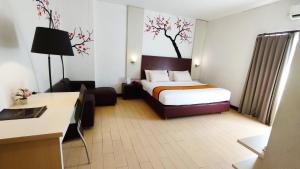 Postel nebo postele na pokoji v ubytování Odaita Hotel Pamekasan Madura + 36 fotografií