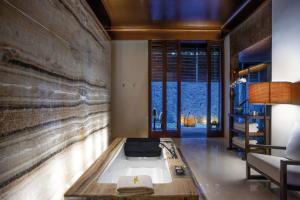 een badkamer met een bad in het midden van een kamer bij Bulgari Resort Bali in Uluwatu