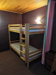 kilka łóżek piętrowych w pokoju w obiekcie Les 2 alpes appartement entier 6pers. w mieście Mont-de-Lans