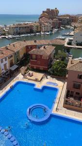 an aerial view of a large swimming pool in a resort at Port Saplaya 1 Valencia in Port Saplaya