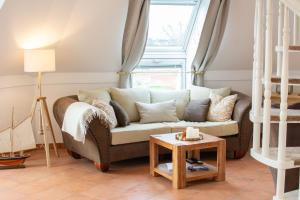 sala de estar con sofá y mesa en Villanelle - Spa & Meer, en Büsum