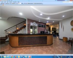 eine Lobby mit einer Bar und einer Treppe in einem Haus in der Unterkunft Hotel Bramig in Itajubá