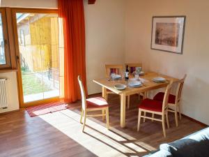 a dining room with a table and chairs and a window at Ferien am Samerhof in Matreiwald