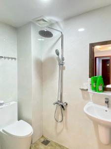 y baño con ducha, aseo y lavamanos. en Haha House en Ho Chi Minh