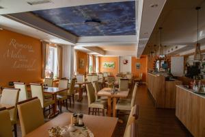 um restaurante com mesas e cadeiras e um bar em Hotel Zum Stern Spreewald em Werben