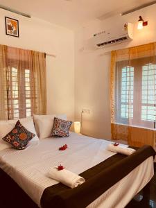 Villa Mandala Guest House tesisinde bir odada yatak veya yataklar