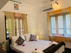 Un pat sau paturi într-o cameră la Villa Mandala Guest House