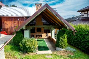 a small house with a roof at Casa Lulu in Dorna Cîndrenilor