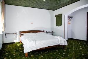 Dorna CîndrenilorにあるCasa Luluのベッドルーム1室(白いシーツが備わるベッド1台付)
