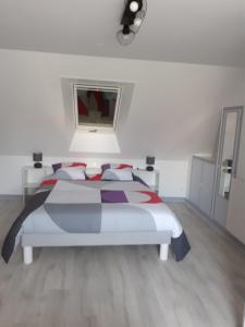 een slaapkamer met een bed en een raam bij Hébergement individuel chez particulier proche 24h du Mans in La Milesse