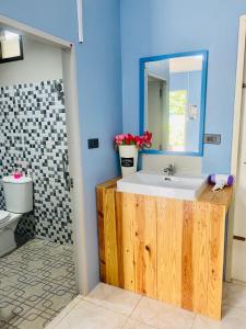 a bathroom with a sink and a mirror at ที่พักบ้านเก๋ เกาะล้าน in Ko Larn +32 photos
