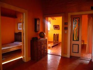 un corridoio con una camera con un letto e una porta di Casa Colonial a Buenos Aires
