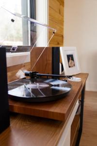 a table with a vinyl record on top of it at Le Singapour - Cottage Resort - Brownsburg-Chatham in Brownsburg