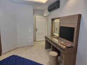 شاليه لاجونا باي السخنه Chalet at laguna bay Sokhna的电视和/或娱乐中心