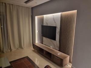 شاليه لاجونا باي السخنه Chalet at laguna bay Sokhna的电视和/或娱乐中心