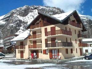 a building in front of a snow covered mountain at Studio Valloire, 1 pièce, 4 personnes - FR-1-263-44 in Valloire