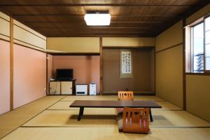 TV a/nebo společenská místnost v ubytování 信州善光寺 薬王院 + 22 fotografií