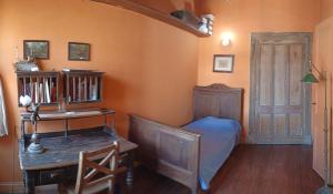 una camera da letto con scrivania, letto e tavolo di Casa Colonial a Buenos Aires