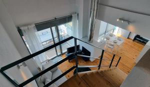 widok na schody w budynku w obiekcie Chalkidiki Appartements w mieście Metamorfosi
