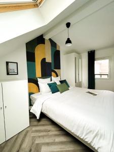 Ένα ή περισσότερα κρεβάτια σε δωμάτιο στο La Maison Hugo +54 φωτογραφίες