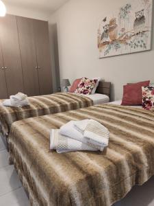 2 Betten nebeneinander in einem Zimmer in der Unterkunft Waterside in Birżebbuġa
