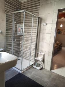 y baño con cabina de ducha y lavabo. en Waterside, en Birżebbuġa