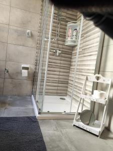 y baño con ducha y escalera blanca. en Waterside, en Birżebbuġa