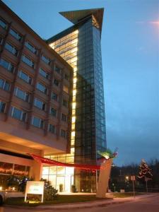 un gran edificio con una cinta roja delante de él en Olympik Artemis en Praga